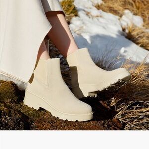 Round-Toe Chunky Platform Travel Boots (Everly)